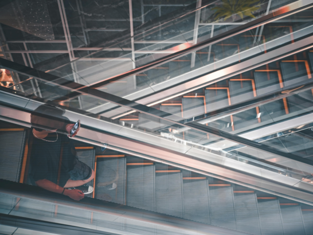 インフレと金利上昇のダブルパンチ！下りのエスカレーターから脱出しよう！